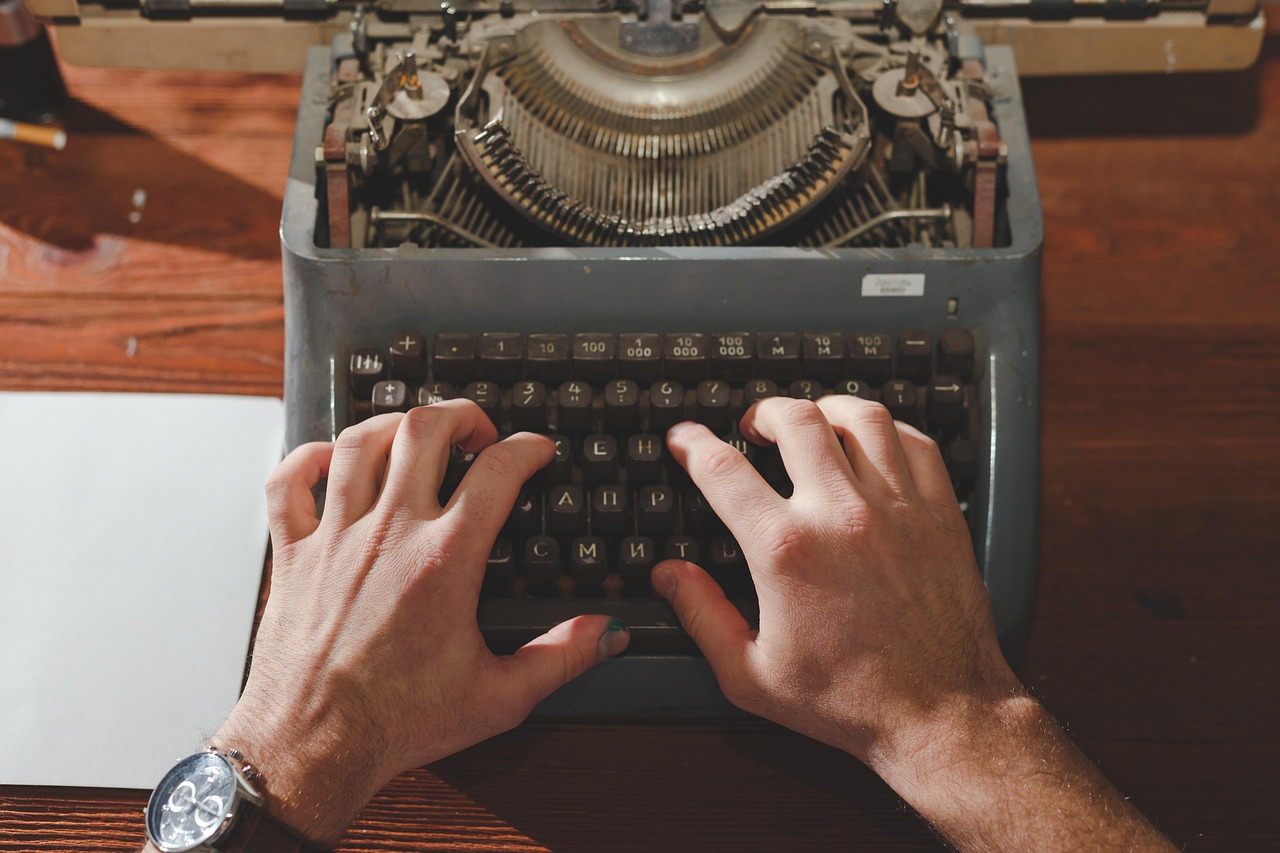 Schreibende Hände an einer Schreibmaschine