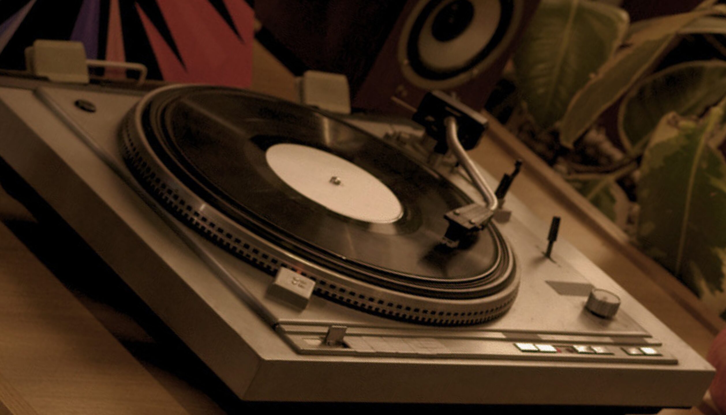 Detailaufnahme eines Plattenspielers – vergrößerte Ansicht