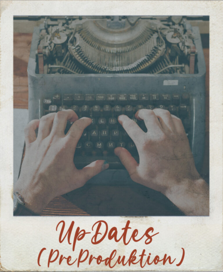Polaroid: Hände auf einer Schreibmaschine, darunter handschriftlich „Up-Dates (PreProduktion)“
