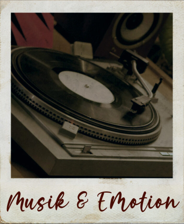 Polaroid: Plattenspieler mit aufliegender Platte, darunter handschriftlich „Musik & Emotion“